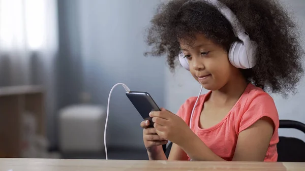 Adorable African Girl Child Wearing Earphones Listening Music Cellphone — Stock Photo, Image