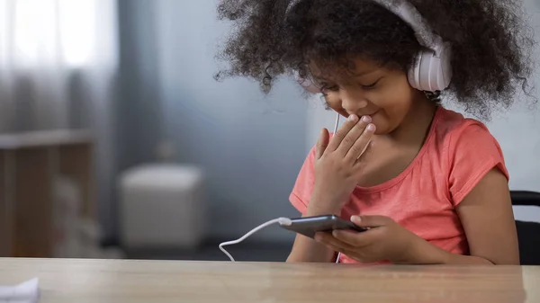 Little Mulatto Girl Smile While Surfing Internet Smartphone Parental Control — Stock Photo, Image