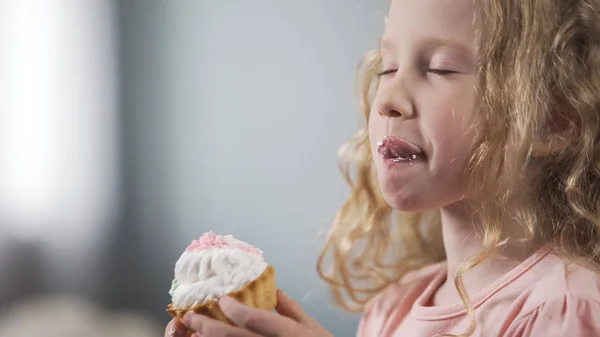 可爱的小女孩吃蛋糕与胃口享受完美的甜点味道 — 图库照片