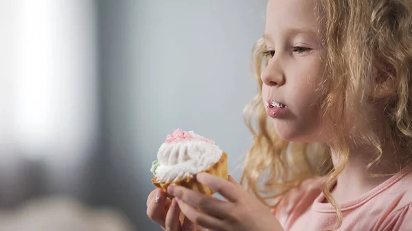 Linda Chica Rubia Comiendo Pastel Cremoso Bocadillos Poco Saludables Caries —  Fotos de Stock