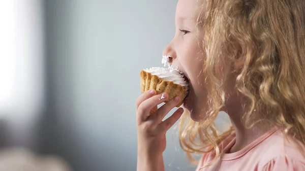 Linda Chica Preescolar Pálida Comiendo Pastel Cremoso Sonriendo Barra Caramelo —  Fotos de Stock