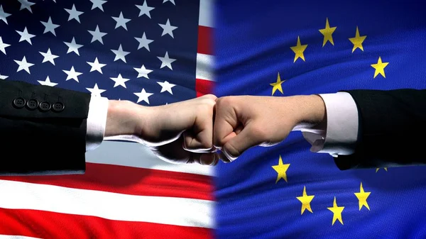 Нас Проти Європейського Союзу Конфлікту Міжнародних Відносин Кулаками Фоні Прапора — стокове фото