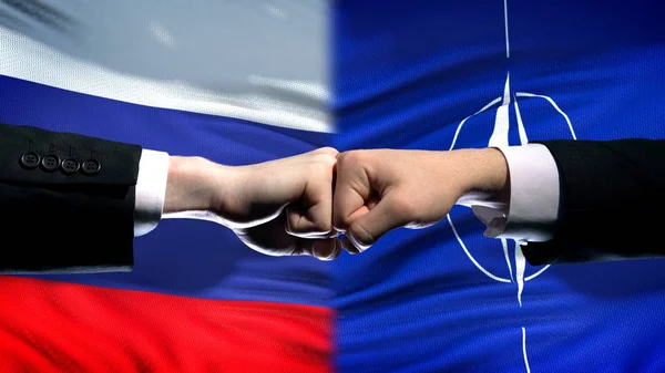 Russland Nato Konflikt Internationale Beziehungen Fäuste Auf Flaggenhintergrund — Stockfoto
