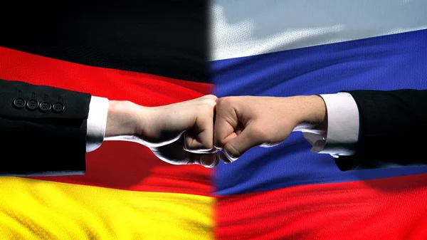 Deutschland Gegen Russland Konflikt Internationale Beziehungen Fäuste Auf Fahnenhintergrund — Stockfoto