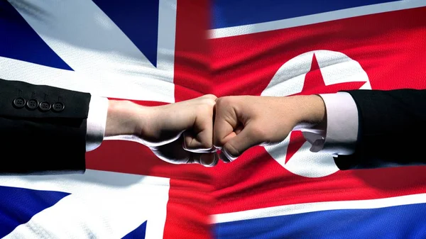 Groot Brittannië Noord Korea Conflict Vuisten Vlag Achtergrond Diplomatie — Stockfoto