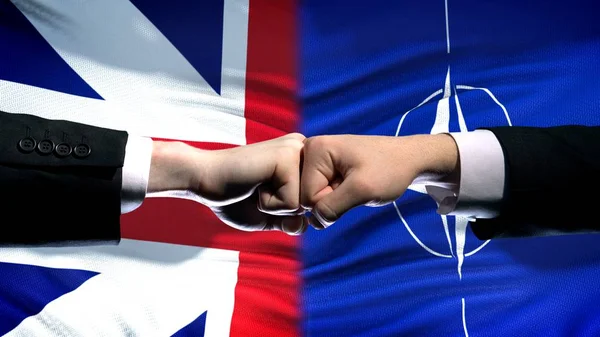 Groot Brittannië Navo Conflict Vuisten Vlag Achtergrond Diplomatieke Crisis — Stockfoto