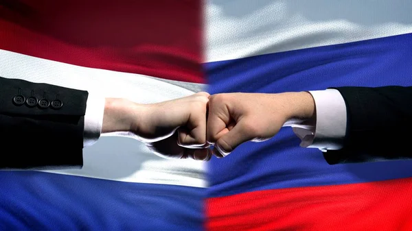 Nederland Rusland Conflict Internationale Betrekkingen Vuisten Vlag Achtergrond — Stockfoto