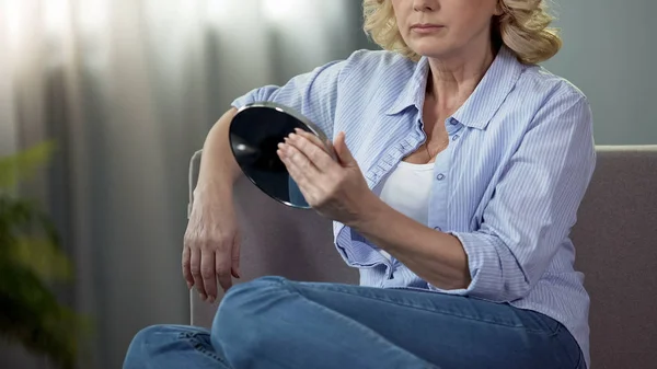 Femme Retraitée Regardant Dans Miroir Main Assise Sur Canapé Maison — Photo