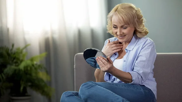 Mujer Madura Mirando Espejo Mano Disfrutando Reflexión Cosméticos Edad — Foto de Stock