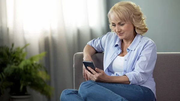 Dame Mittleren Alters Sieht Online Videos Sitzt Auf Dem Sofa — Stockfoto