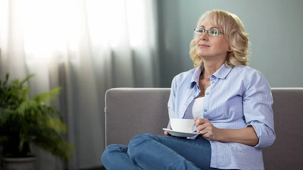 Mulher Sênior Feliz Sentado Sofá Com Xícara Chá Saúde Aposentadoria — Fotografia de Stock