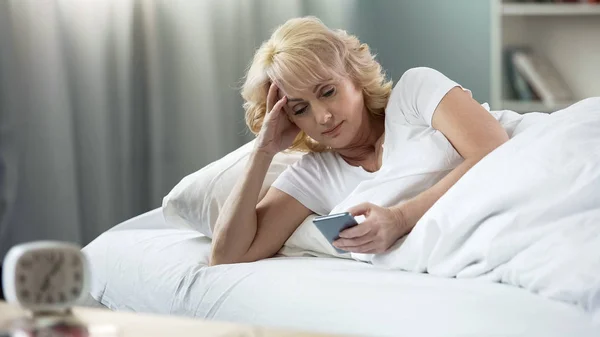 Schöne Alte Frau Liegt Bett Und Chattet Sozialen Netzwerken Auf — Stockfoto