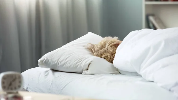 Frau Schläft Bett Ruht Auf Bequemen Matratzen Und Kissen Erholung — Stockfoto
