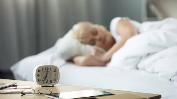 Középkorú Alszik Ágyban Háttér Asztali Óra Reggel — Stock Fotó