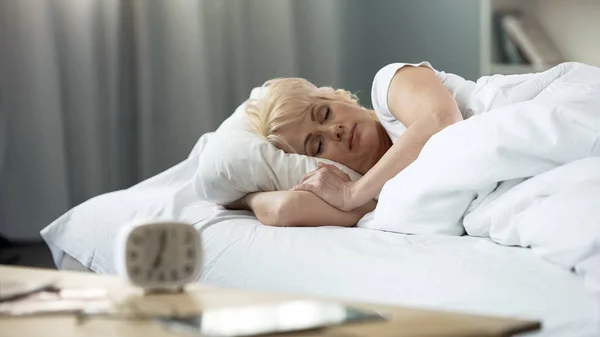 Красива Леді Середнього Віку Спить Ліжку Сплячий Цикл Мирний Відпочинок — стокове фото