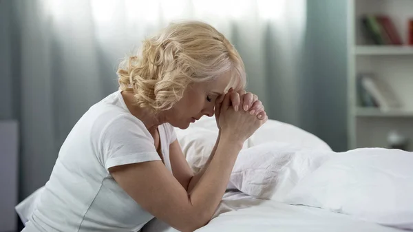 Senhora Meia Idade Orando Sentado Chão Perto Cama Esperança Religião — Fotografia de Stock