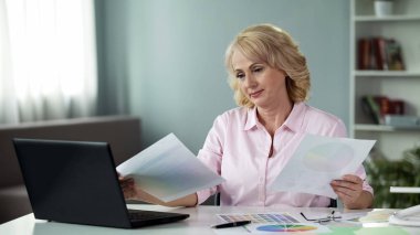 Deneyimli tasarımcı seçme renk düzeni ülke evi düzenlemek için