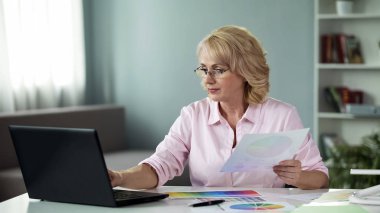 Kadın serbest meslek kazanç müşteri online, iş için Tasarım çözümleri oluşturarak