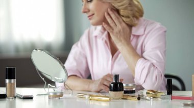 Onun 50 Anti-Aging Kozmetik kullandıktan sonra deri durum memnun kadın