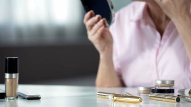 Cilt Bakımı Anti-Aging Kozmetik için kullanan kadın buruşuk, güzel olmak isteyen