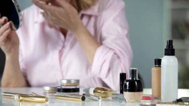 Bayan arka plan, güzellik bakım, yaşlanma ile masada anti-kırışıklık kozmetik