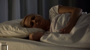 Uyku, kabuslar ve duygu ağrı rüya görmek kötü görünümlü kadın kıdemli