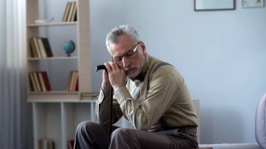 Komuta sizde üzerinde baston, eğilerek, öğleden sonra uyku sağlık için iyi şekerleme