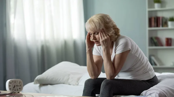 Yatağın Üstüne Oturan Korkunç Baş Ağrısı Sağlık Sorunu Acı Kadın — Stok fotoğraf