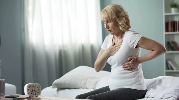 Dama Mediana Edad Tocándose Pecho Sufriendo Ataque Corazón Casa Enfermedad — Foto de Stock