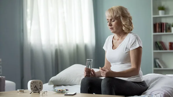Zieke Blonde Dame Zittend Bed Met Een Glas Water Pillen — Stockfoto