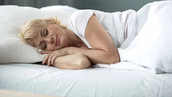 Όμορφη Ξανθιά Κυρία Στον Ύπνο Στο Κρεβάτι Ξεκουραστείτε Στον Άνετο — Φωτογραφία Αρχείου