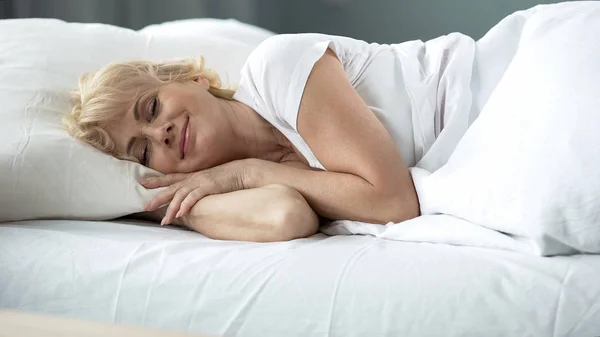 Mujer Feliz Mediana Edad Durmiendo Cama Colchón Ortopédico Descanso Saludable — Foto de Stock