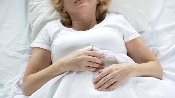 Donna Anziana Che Dorme Nel Suo Letto Vista Dall Alto — Foto Stock