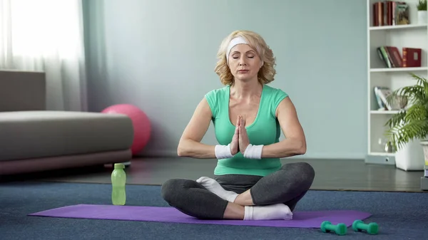 Mujer Anciana Activa Practicando Yoga Pose Loto Meditación Casa Armonía —  Fotos de Stock