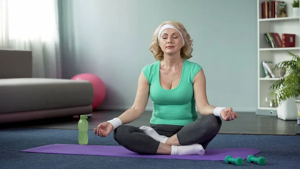 Mujer Bastante Mayor Meditando Pose Loto Estilo Vida Activo Cuidado —  Fotos de Stock