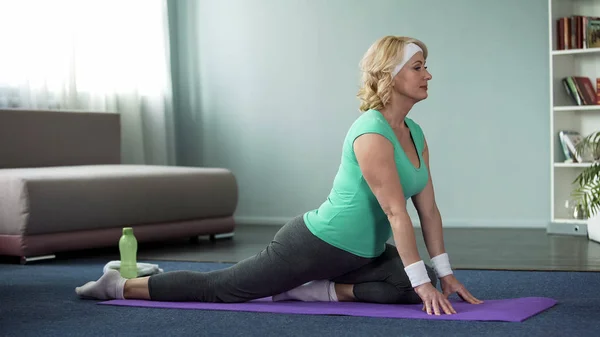Mujer Mayor Activa Practicando Yoga Esterilla Casa Estilo Vida Saludable —  Fotos de Stock
