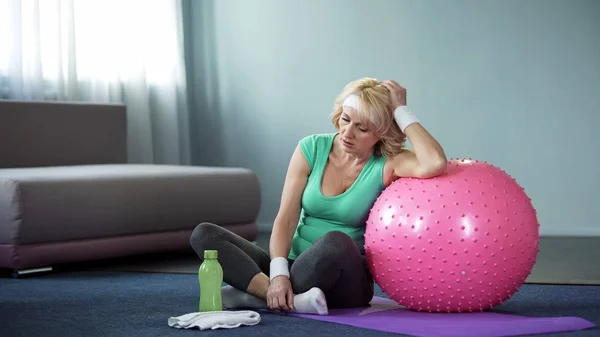 Mujer Mediana Edad Cansada Que Relaja Esterilla Yoga Después Entrenamiento —  Fotos de Stock