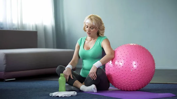 Mujer Mayor Atlética Sentada Alfombra Yoga Sensación Dolor Espalda Cuidado —  Fotos de Stock