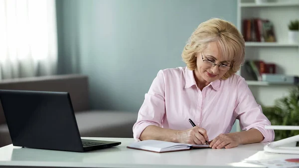 Geschäftsfrau Schreibt Notizbuch Plan Für Die Nahe Zukunft Freiberufliche Arbeit — Stockfoto