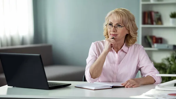 Elegante Blonde Dame Mit Brille Die Tag Plant Freiberuflerin Die — Stockfoto