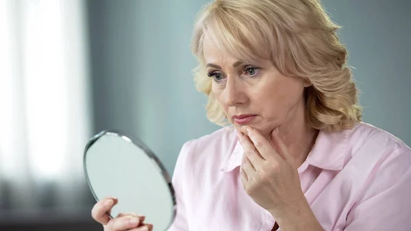 Ongelukkig Senior Vrouw Zoekt Slappe Huid Gezicht Spiegel Ouderdom Uiterlijk — Stockfoto