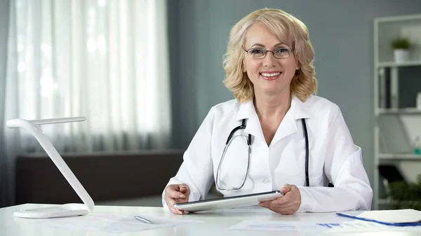 Medizinerin Mit Tablet Der Hand Lächelnd Die Kamera Sitzender Schrank — Stockfoto