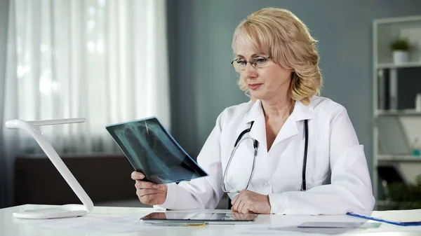Blond Female Doctor Examining Ray Picture Medical Profession Diagnosis — Stock Photo, Image