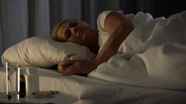 Μεσήλικη Κυρία Στον Ύπνο Στο Κρεβάτι Πίνακα Χάπια Θεραπεία Περίθαλψη — Φωτογραφία Αρχείου