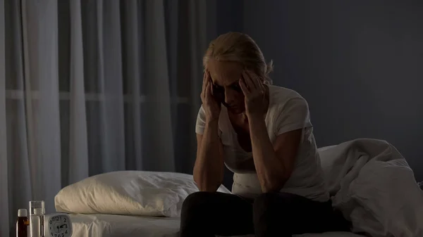 Yatakta Şiddetli Migren Kötü Ağrı Nedeniyle Uykuya Yapamaz Oturan Bayan — Stok fotoğraf