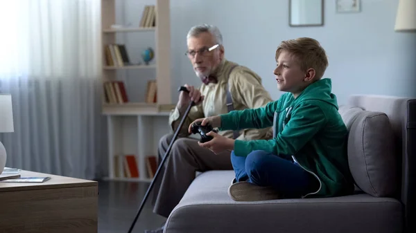 Glücklicher Enkel Spielt Videospiel Verärgerter Opa Sitzt Beiseite Generationenlücke — Stockfoto