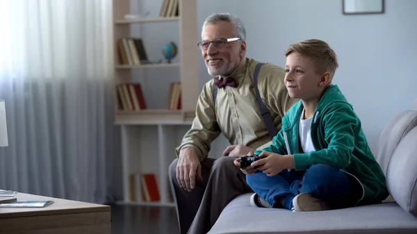 Menino Mostrando Avô Videogame Jogando Com Console Tempo Feliz Juntos — Fotografia de Stock