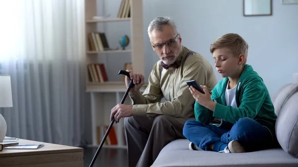 Junge Nutzt Smartphone Verärgerter Opa Sitzt Beiseite Konzept Der Internetsucht — Stockfoto