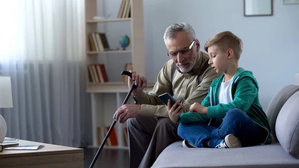 Chico Explicando Abuelo Cómo Usar Teléfono Celular Tecnologías Simples Para — Foto de Stock