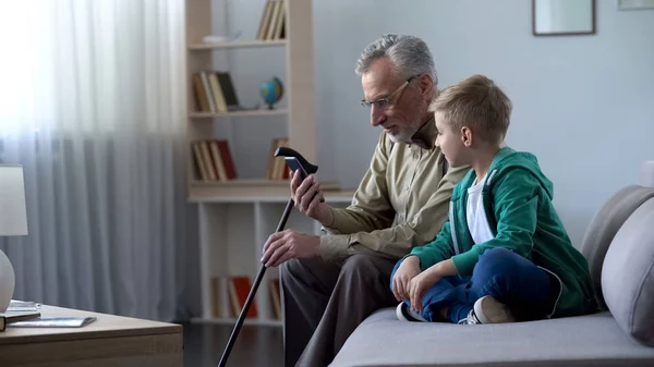 Abuelo Sosteniendo Teléfono Chico Ayudándole Familiarizarse Con Las Nuevas Tecnologías — Foto de Stock